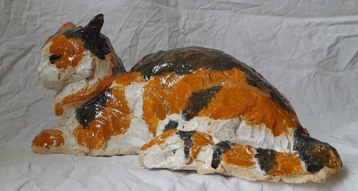 Елизавета Лягина. "Кошка, 2022". Керамика, глазурь, 25х10х10 см. Фото из архива Елизаветы Лягиной