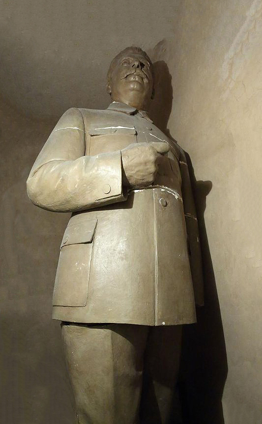 Матвей Манизер. "И.В. Сталин", 1937. Гипс, 391х140х111 см. Пермская государственная художественная галерея