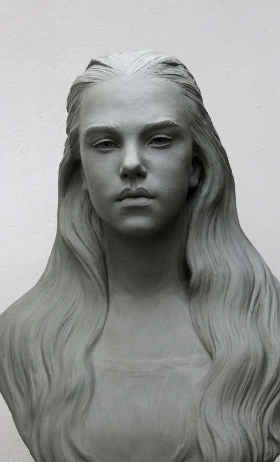 Виктория Тищенко. "Портрет девушки", 2021. Глина, высота 65 см. Фото из архива Виктории Тищенко