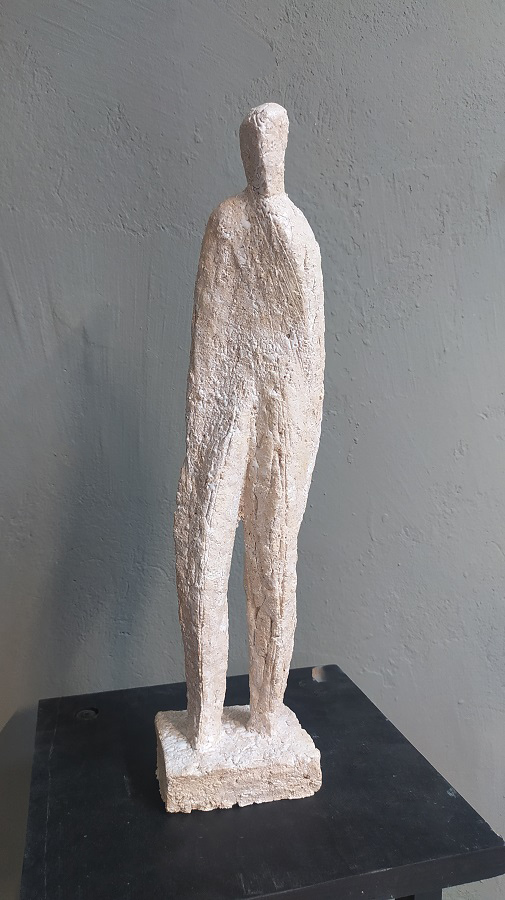 ''Мужская фигура'', 2023. Шамот, эмаль, высота 46 см