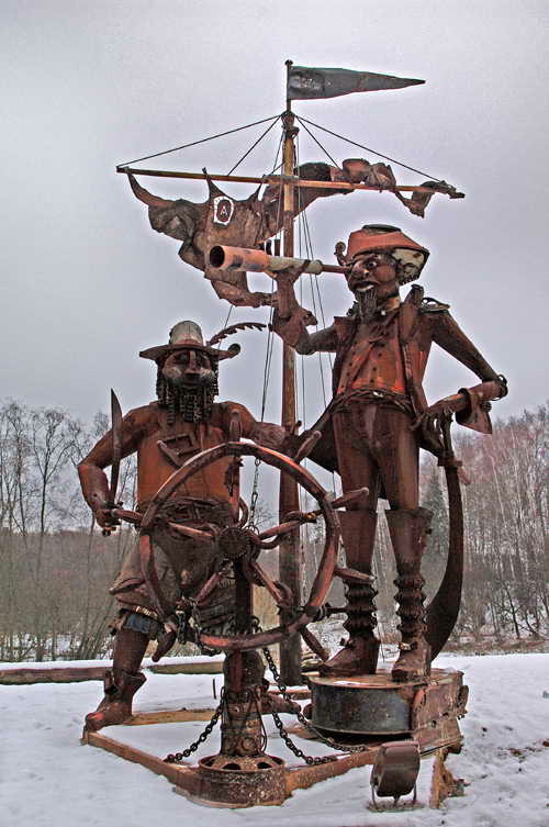 Андрей Асерьянц. "Пираты на палубе" (фрагмент), 2005. Металл, высота 800 см. Поселок Николино, Московская область