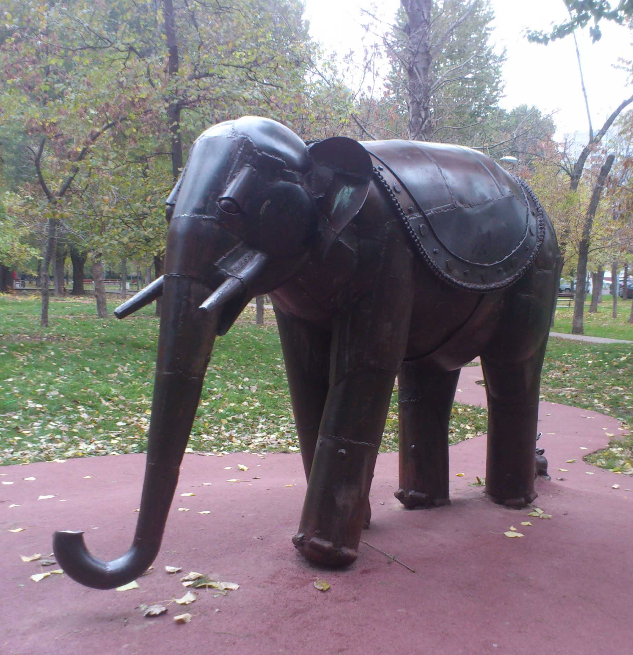 Памятник слону и моське в Москве