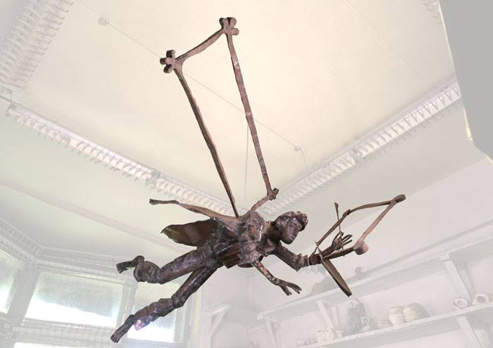 Андрей Асерьянц. "Летающий художник", 1988. Металл, 180 см. Фото из архива Андрея Асерьянца