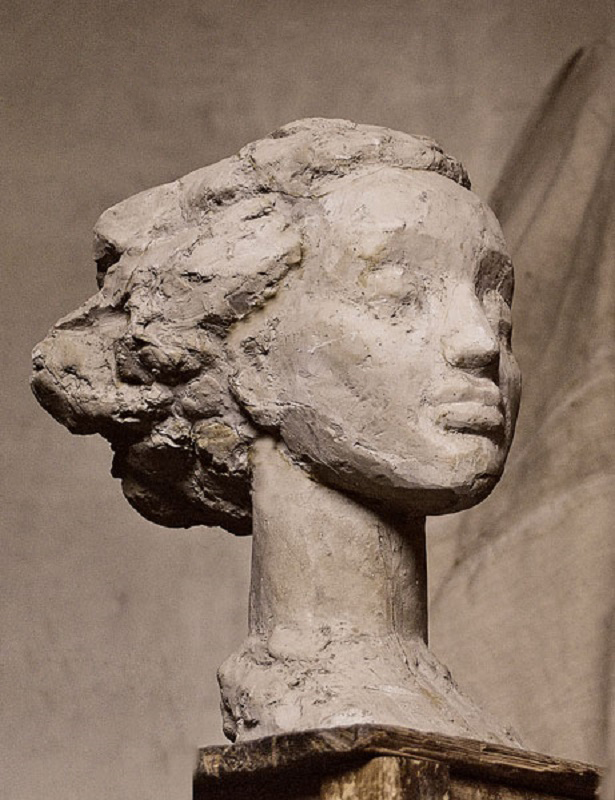 Марат Бабин. "Голова девушки", 1965. Гипс, 45х23х21 см. Фото Ольги Глухаревой