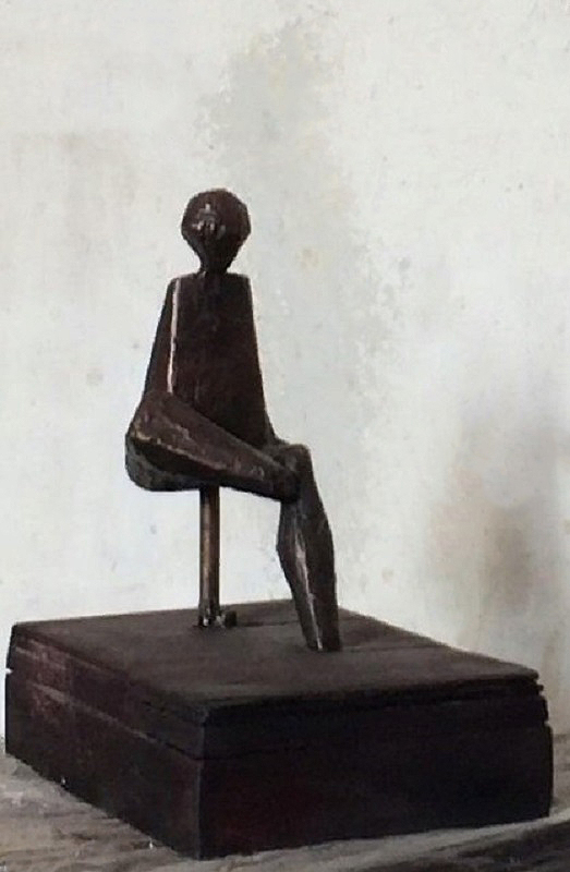 Марат Бабин. "Сидящая женщина", 1972. Бронза, дерево, 20х13х17 см. Московский музей современного искусства