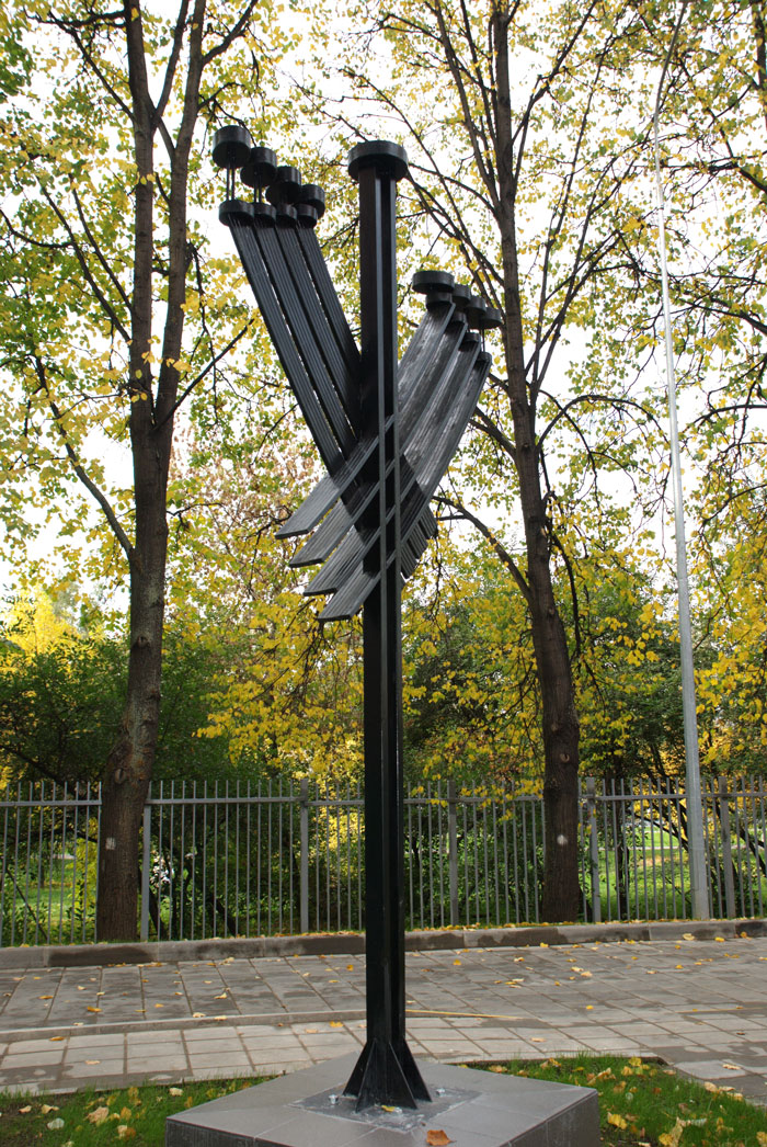 Марат Бабин. "Ханукальный светильник", 1998. Металл. Школа №1311, Москва. Фото Ольги Глухаревой