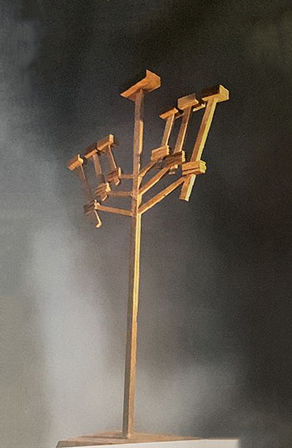Марат Бабин. "Ханукальный светильник", 1998. Эскиз. Дерево, 205х90х45 см