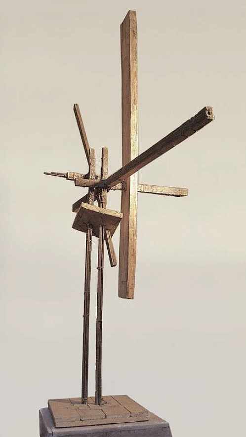 Марат Бабин. "Пространственная композиция", 2002. Дерево, металл, 173х121х68 см. Фото Ольги Го