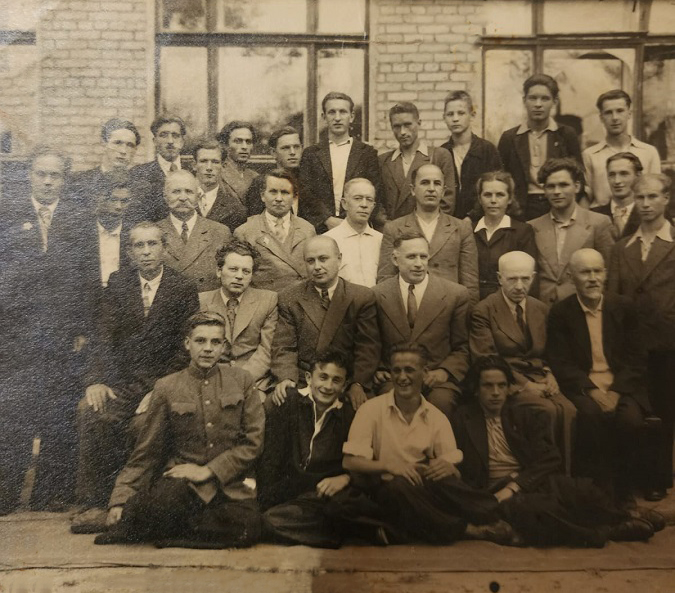 Строгановское училище, преподаватели и студенты, 1948-1949. Марат Бабин - второй слева в первом ряду