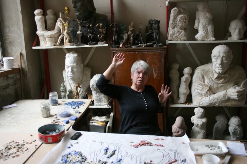 Скульптор Елена Мунц в своей мастерской. Фото: cultobzor.ru