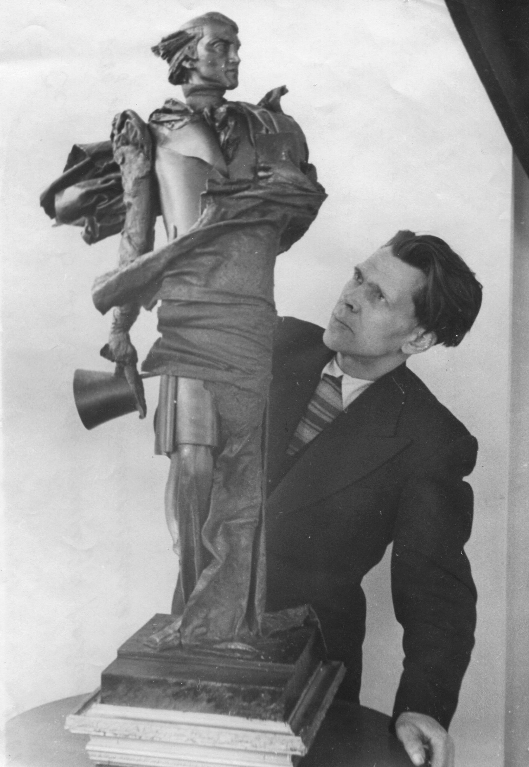 Михаил Бабурин с моделью памятника В.Г. Белинскому