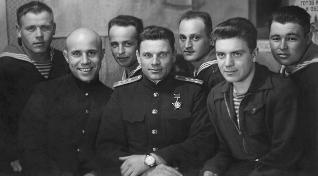 Борис Барков с боевыми товарищами. Май 1943 года. Фото из архива Петра Добролюбова