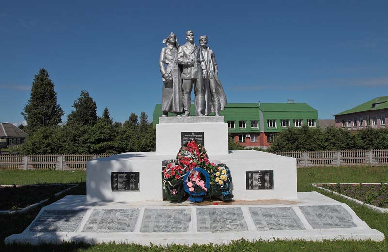 Памятник жертвам контрреволюционного мятежа 1918 года в Жиздре, 1980-1981.Бронза. Совместно с В. Бодровым. Жиздра, Калужская область. Фото Михаила Чупринина 