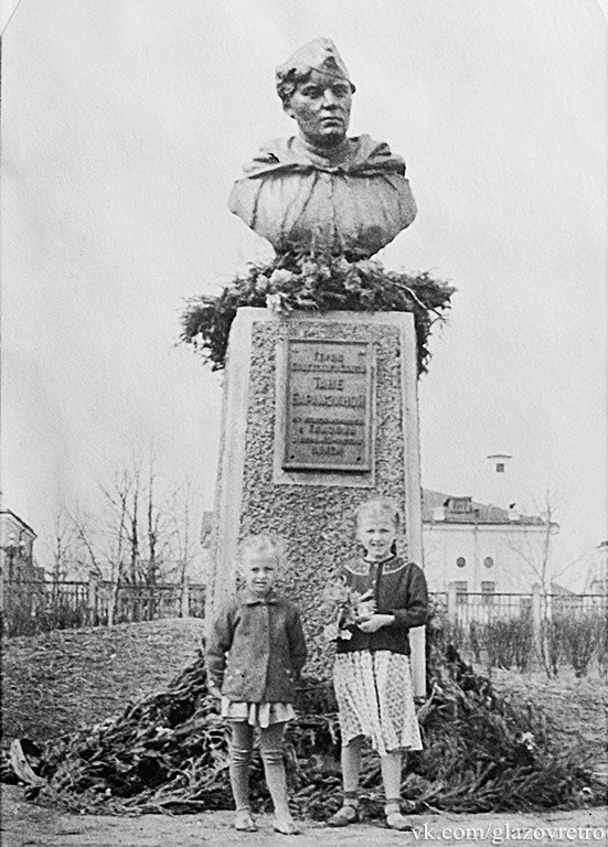 Памятник Герою Советского Союза Т.Н. Барамзиной, 1958.Бронза, латунь, постамент - бетон. Совместно с П.В. Кенигом.Глазов, Удмуртская Республика. Фото из архива Логиновых (vk.com/glazovretro)