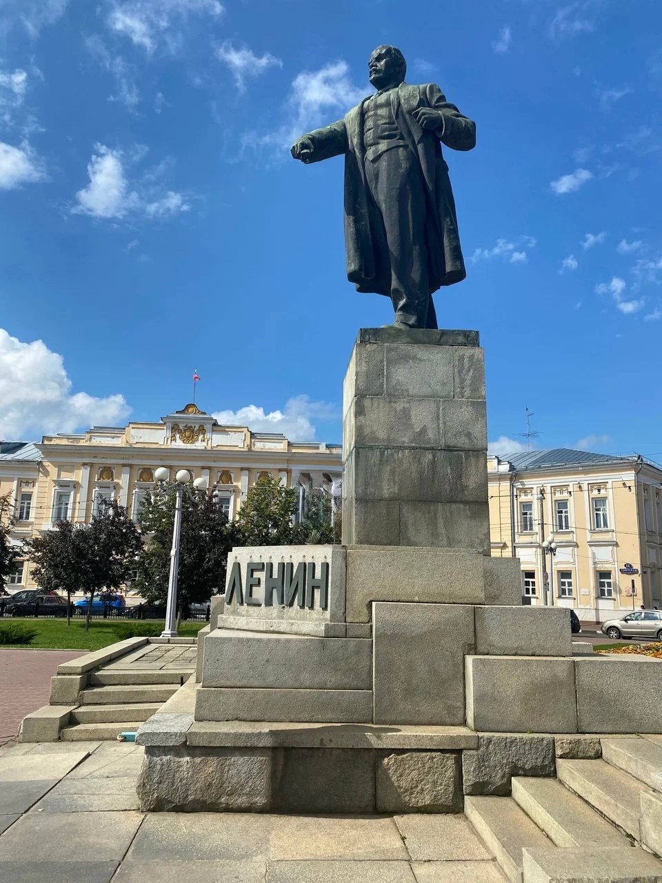 Памятник В.И. Ленину, 1959. Бронза. Совместно с П.В. Кенигом.Гранитный постамент  1926 года создан Д.Н. Мельчаковым. Тверь