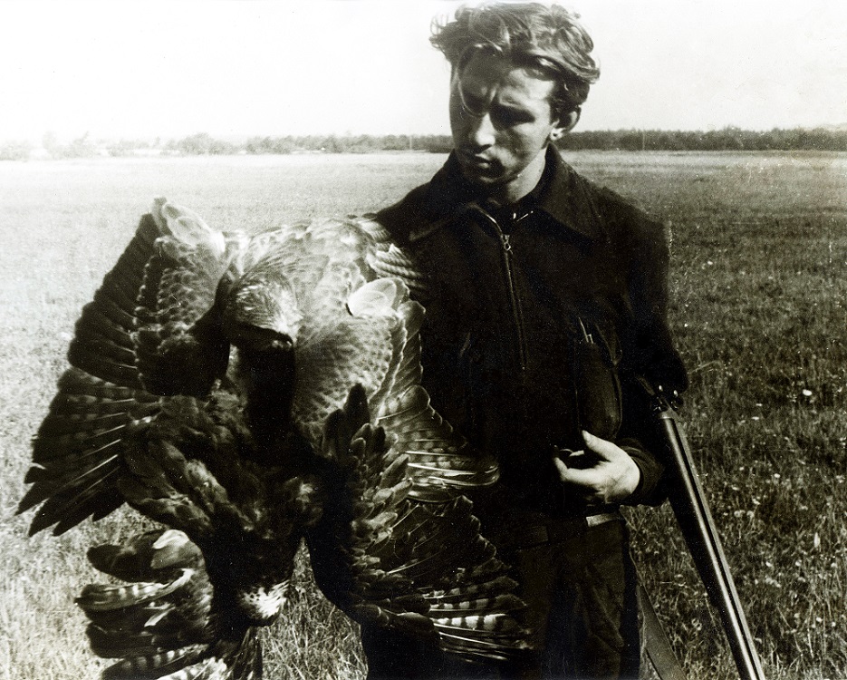 Александр Белашов с ястребом-тетеревятников, 1950. Северный Казахстан. Фото из архива А.А. Белашова