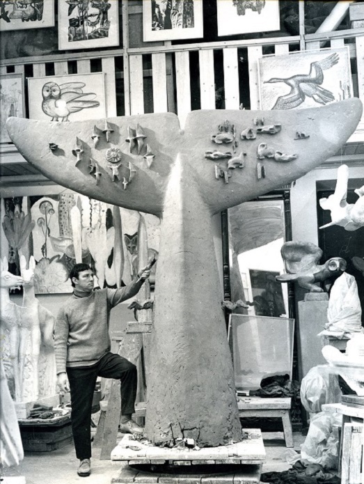 Александр Белашов с работой ''Хвост кита'', 1973. Гипс, 300х280х80 см.В бронзе - для Дома творчества художников в Тарусе