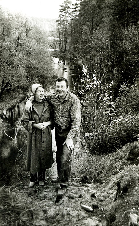 Мария Шаховская (Фаворская) и Александр Белашов, весна 1982 года.Река Нерская в окрестностях Гжели