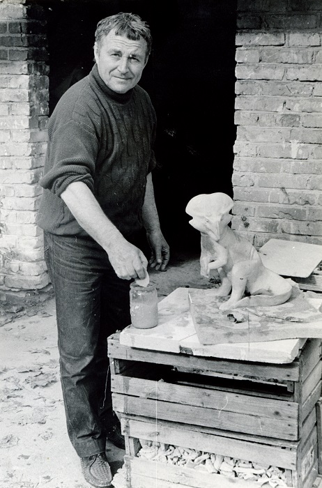 Александр Белашов за работой в Гжели, 1986