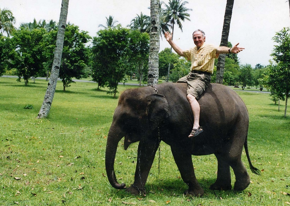 Александр Белашов на домашнем слоненке. Индия, 1996. Фото из архива А.А. Белашова