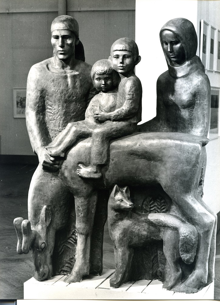 "Семья оленевода", 1967. Бронза, 180х140х70 см.Выставка молодых советских художников. Берлин