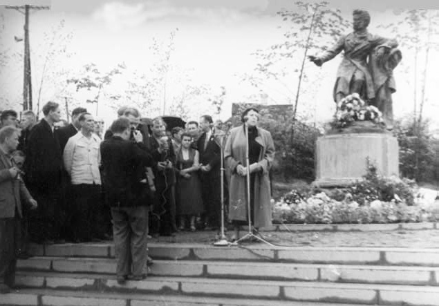 Екатерина Белашова на открытии памятника А.С. Пушкину в Михайловском.14 июня 1959 года. Фото: Пушкинский Заповедник