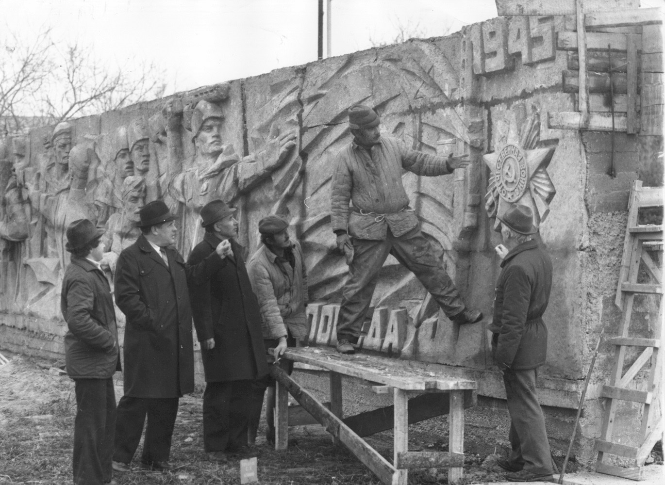Заказчики принимают работу у Владимира Бодрова, 1975 год. Фото из архива Петра Добролюбова