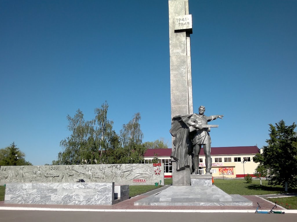 Памятник Воинам, павшим в Великой Отечественной войне, 1983. Бронза, гранит, бетон.Совместно с Б. Барковым, архитектор Т.И. Гаврилова.Татищево, Саратовская область. Фото: сайт "Туристический Саратов"