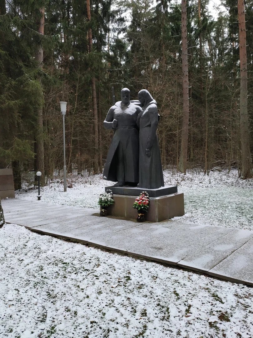 Мемориал "Солдат и мать". Бронза. Совместно с Б. Барковым.Санаторий "Пушкино",  Московская область