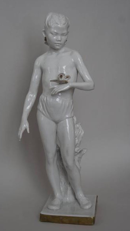 ''Девочка с бабочкой'', 1952. Фарфор, роспись.Омский областной музей изобразительных искусств имени М.А. Врубеля 