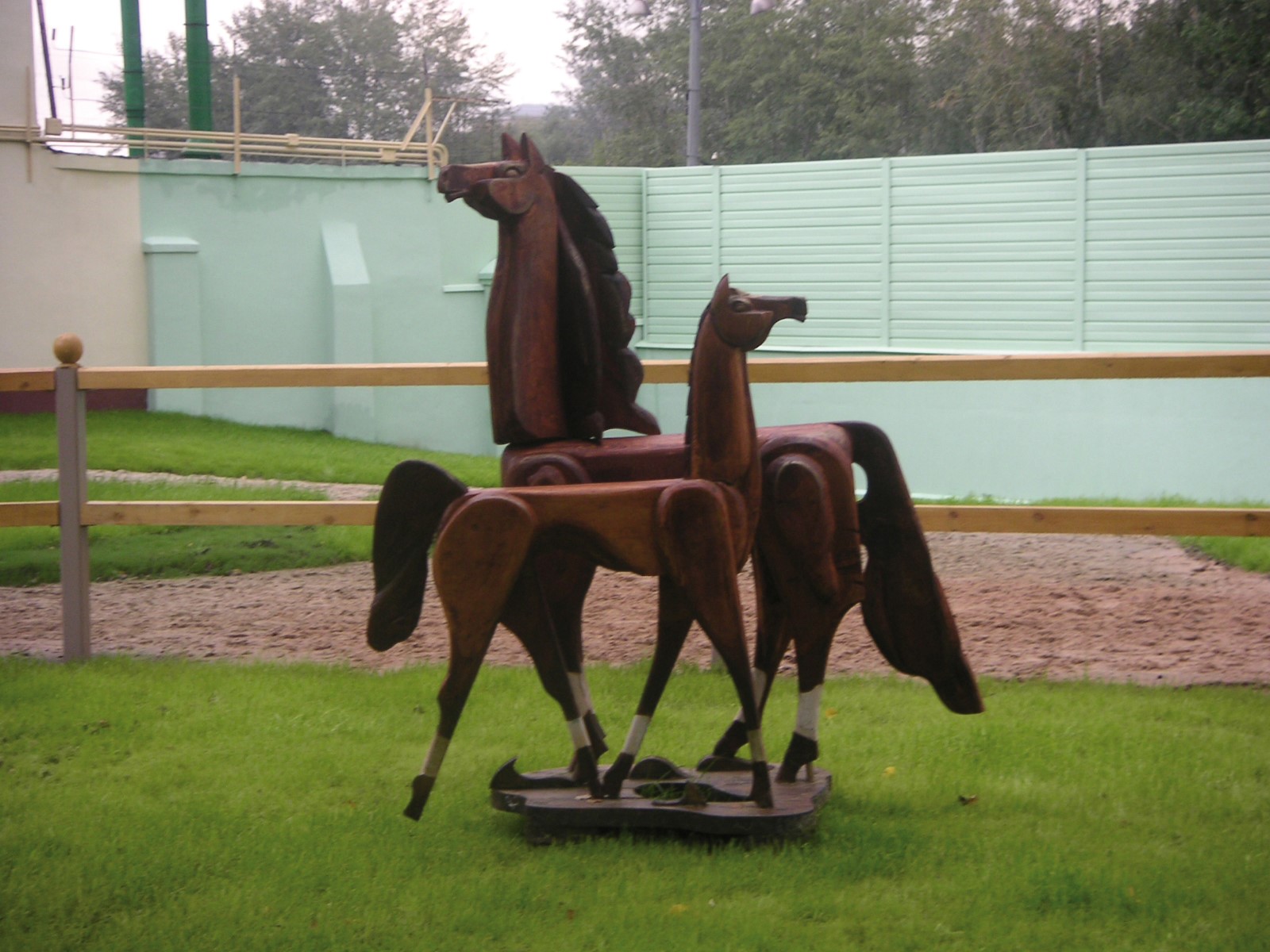 Лошадка в парке. Лошадь из дерева для сада. Скульптура лошади из дерева. Лошадь из дерева детского сада. Парковая фигура конь.