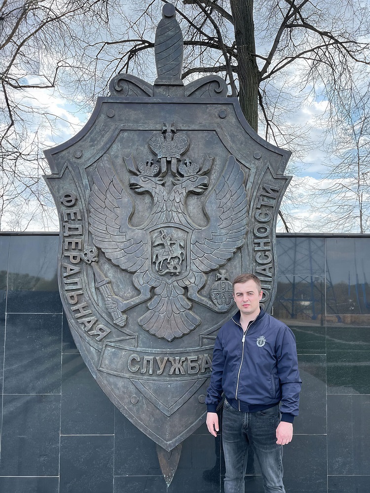 Владислав Чувашев. Мемориал погибшим сотрудникам Федеральной службы безопасности Российской Федерации, 2021. Бронза. Троекуровское кладбище, Москва. Фото из архива Владислава Чувашева