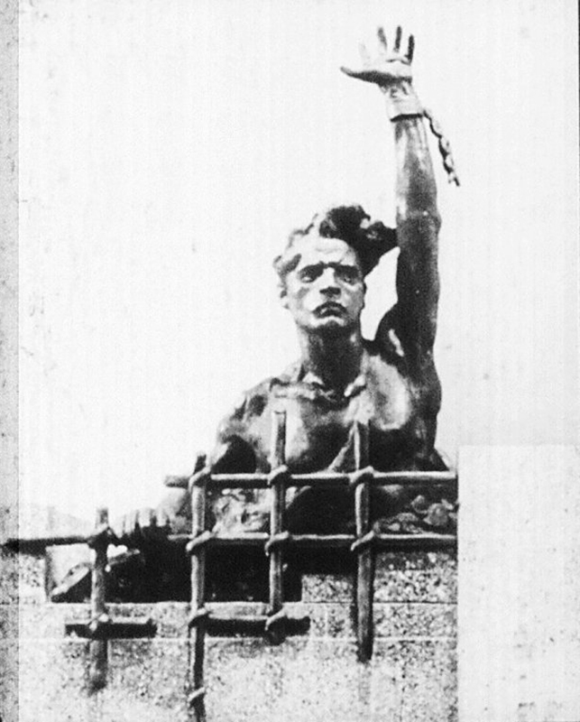 Владимир Цигаль. Памятник жертвам фашизма, 1957. Мемориальный комплекс "Концлагерь Маутхаузен", Австрия. Первый вариант, демонтирован. Фото: диафильмы.su
