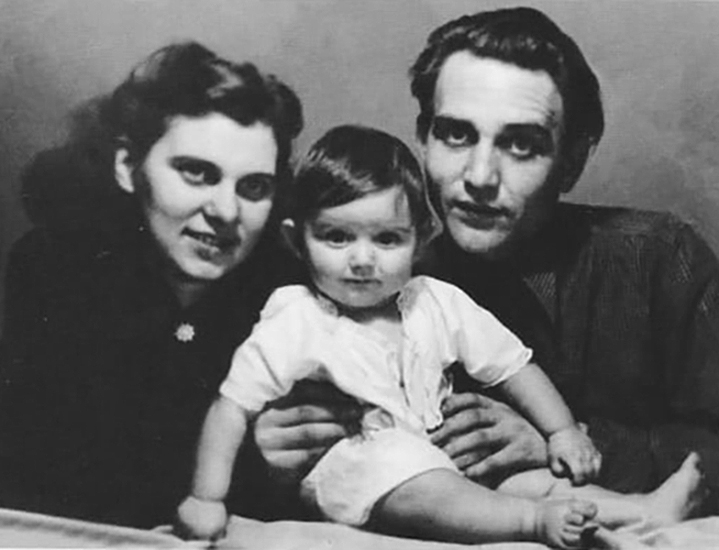 Алексей Цветков с женой Тамарой и сыном Володей, 1952