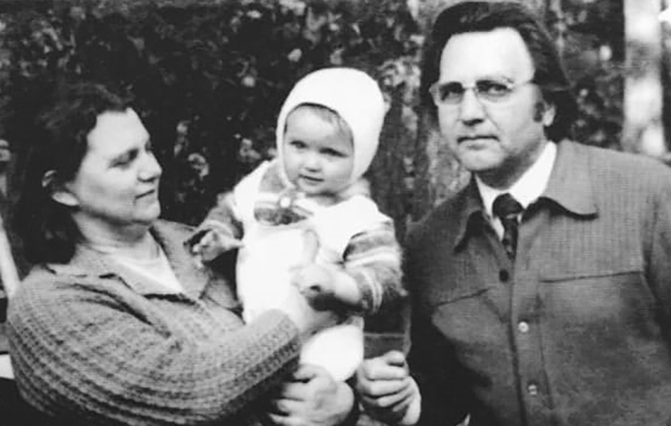 Алексей Цветков с первой внучкой Олей. Поселок Крюково, 1976