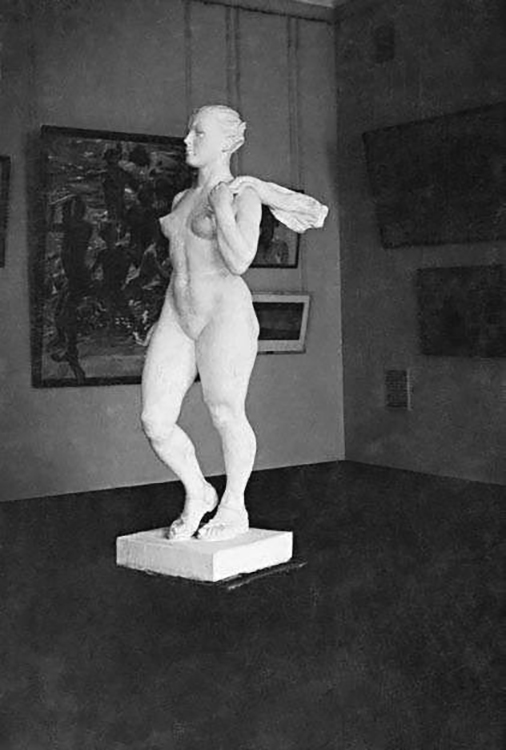 Александр Дейнека. "Купальщица" (ракурс), 1941. Гипс, 167х60х75 см. Местонахождение неизвестно. Фото из альбома ''Дейнека. Монументальное искусство. Скульптура''. М., Издательская программа ''Интерроса'', 2011