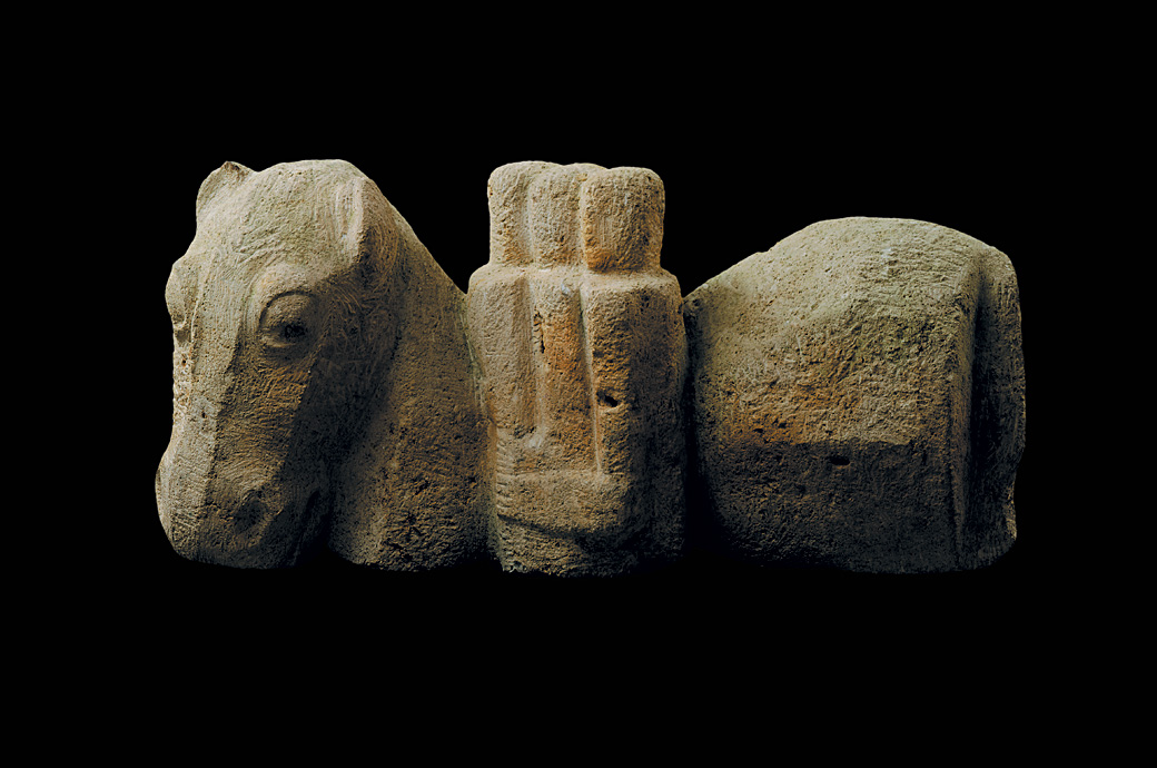 ''Лошадь'', 1983. Камень, 35x65x25 см.Фото из каталога ''Михаил Дронов. Скульптура'', М., 2006