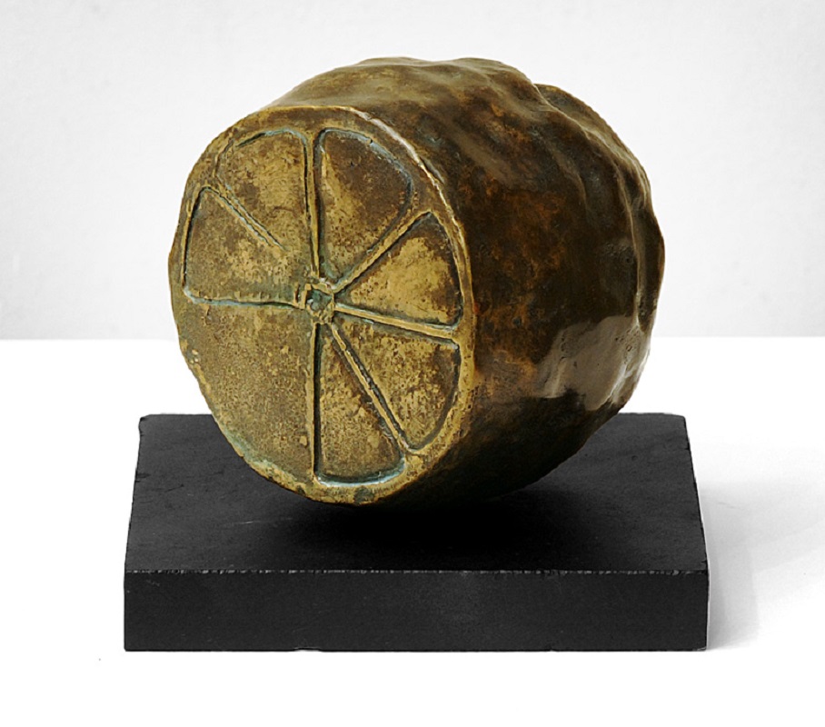 ''Пол-лимона'', 2005. Бронза, камень, 12x12x11 см. Государственный Русский музей