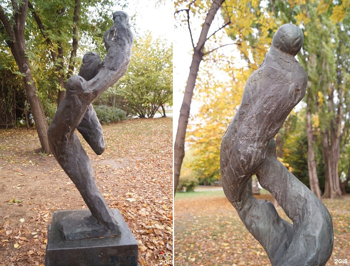 Валерий Евдокимов. "Оплакивание" (ракурсы), 1973. Бронза, гранит, высота 90 см. Парк искусств "Музеон", Москва