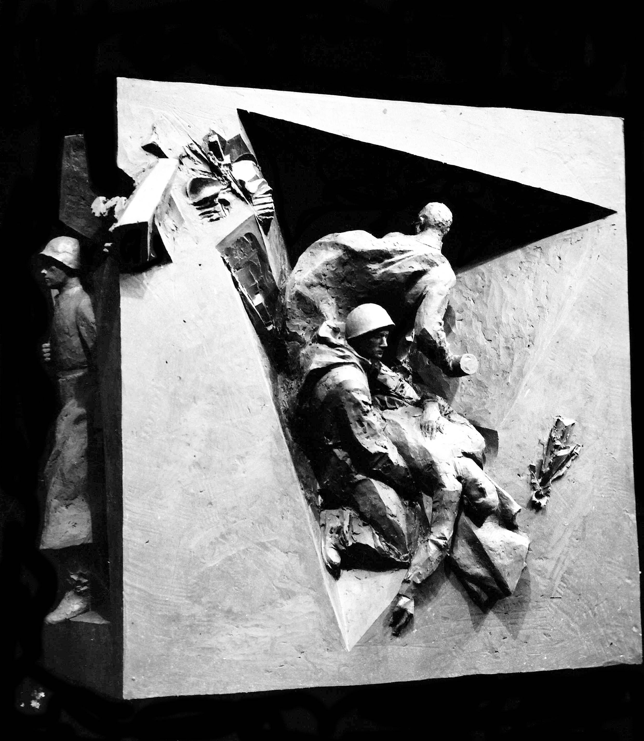 Памятный знак Первой Ударной армии для Сергиева Посада, 1990.Фасад ''За нами Москва''. Кованая медь, 400х350 см. Не осуществлено