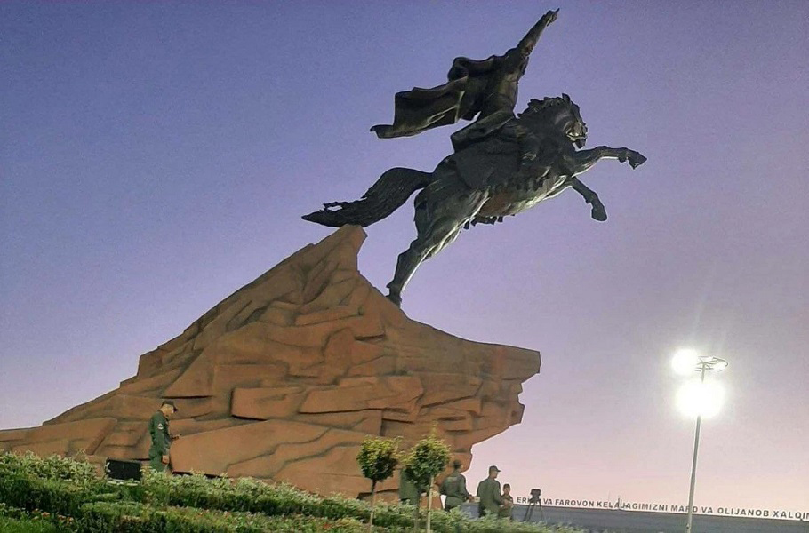 Памятник полководцу Джалолиддину Мангуберды, 2022. Бронза, камень, высота 25 м. Ургенч, Узбекистан