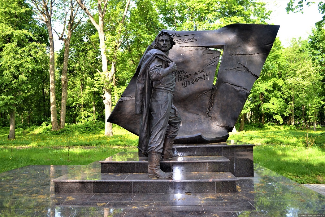 Памятник певцу Игорю Талькову, 2017. Бронза, гранит. Щекино, Тульская область