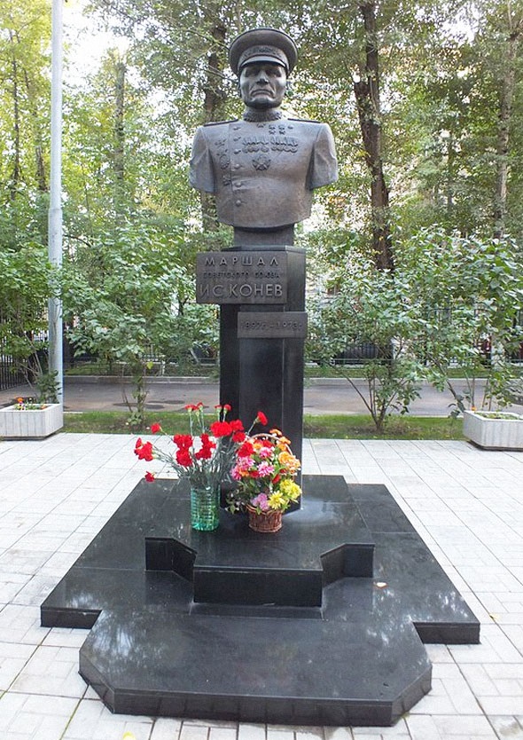 Памятник Маршалу Советского Союза И.С. Коневу, 2009.Бронза, камень. Москва