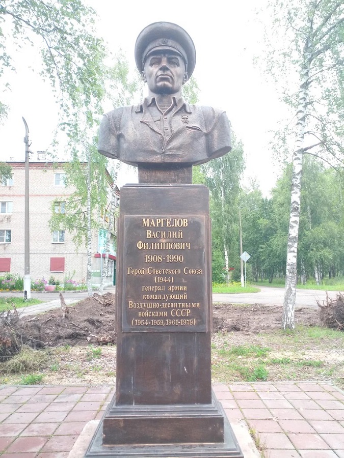 Памятник Герою Советского Союза генералу В.Ф. Маргелову, 2009.Бронза, камень. Вязьма, Смоленская область