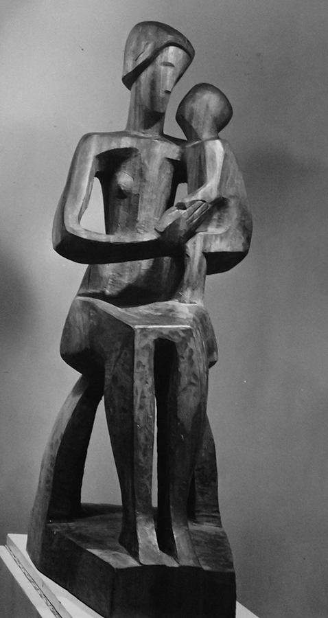 Олег Комов. "Жена с сыном", 1968. Красное дерево, 120х35х60 см. Фото из архива Ильи Комова