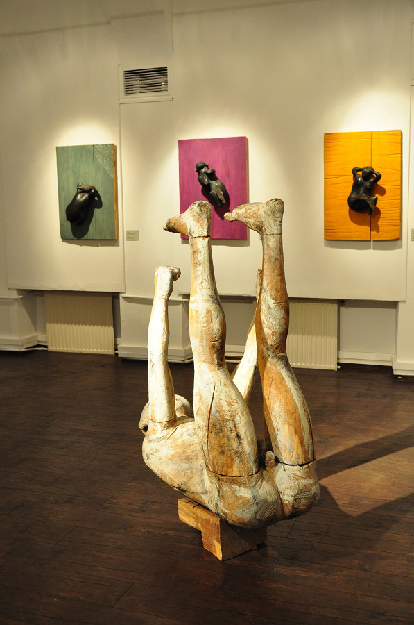 ''Пытаясь вспомнить'', 2003.Скульптурная композиция из одной фигуры и 7 рельефов.Дерево, 160х130х65 см