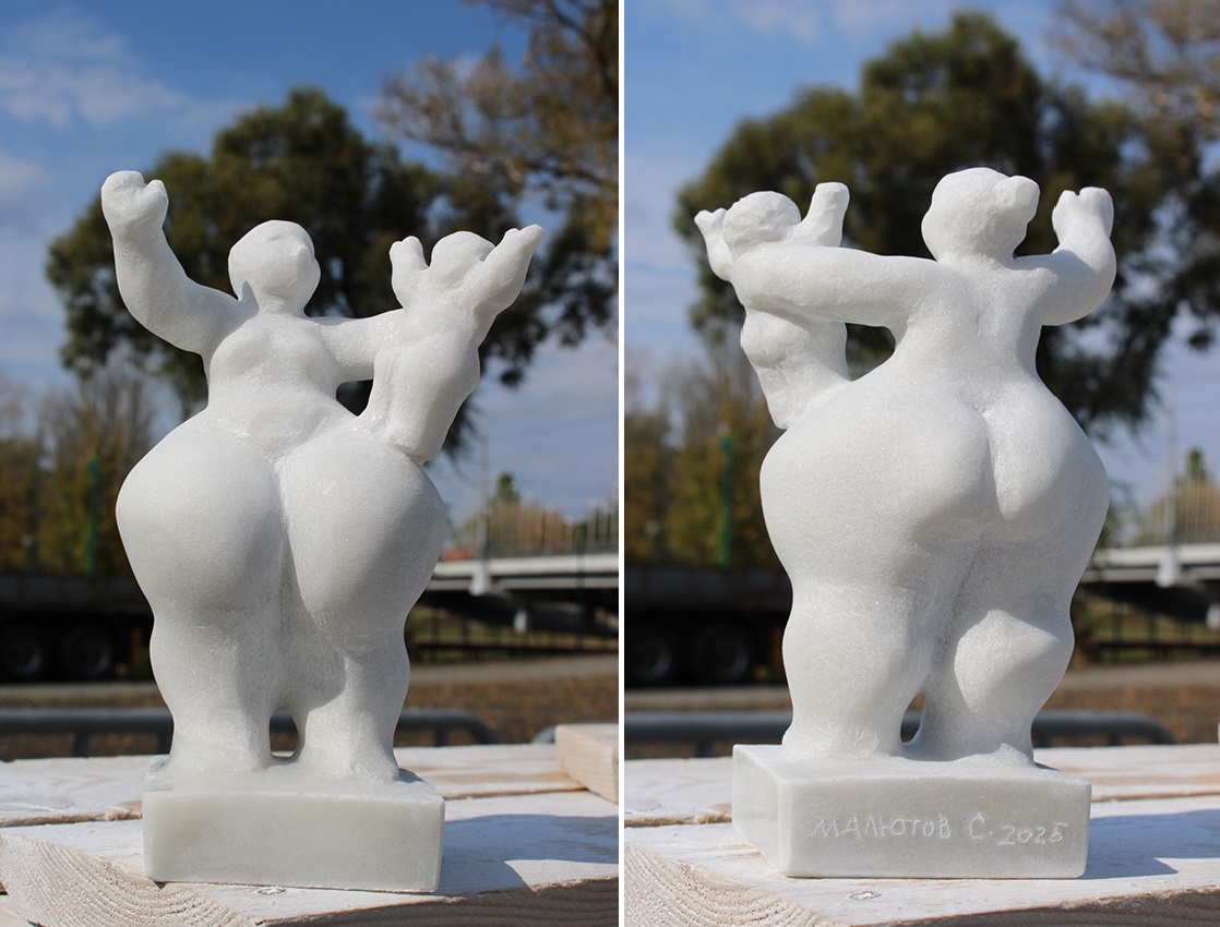 Сергей Малютов. "Мать и дитя", 2025. Мрамор, высота 20 см. Фото из архива Сергея Малютова