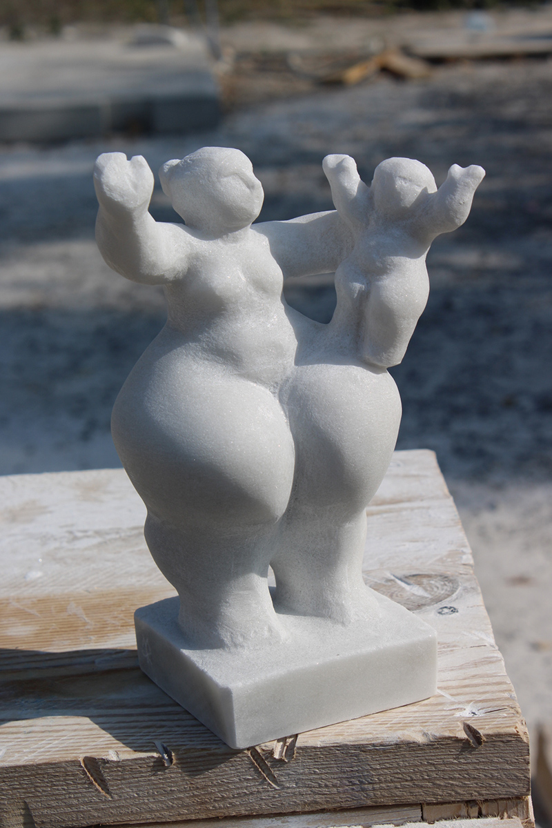 Сергей Малютов. "Мать и дитя" (ракурс), 2025. Мрамор, высота 20 см. Фото из архива Сергея Малютова