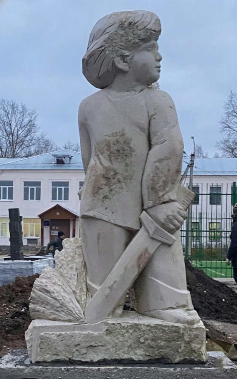 Сергей Малютов. "Юный воин" (Коловрат), 2025. Известняк, 200х120х50 см. Собинка, Владимирская область. Фото из архива Сергея Малютова