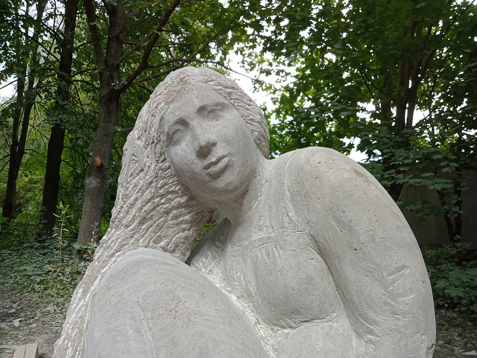 Сергей Малютов. "Аленушка" (фрагмент), 2024. Известняк. Хотьково, Московская область. Фото из архива Сергея Малютова